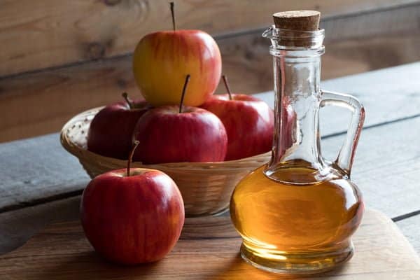 apple-cider-vinegar-bottle-with-apples