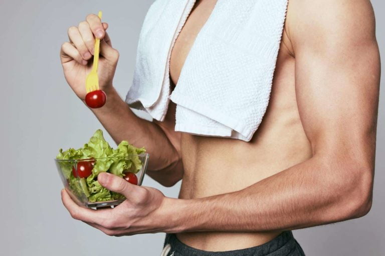 bodybuilder-eating-vegetables
